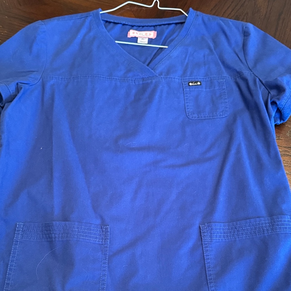 Koi. Xl. Scrub top royal blue